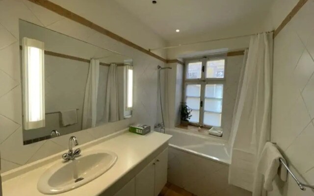 1 Bed Flat - Sleeps 4 - Balcony - Wifi