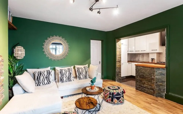 Chiswick Gem: Stylish 1-bed Flat for Modern Living