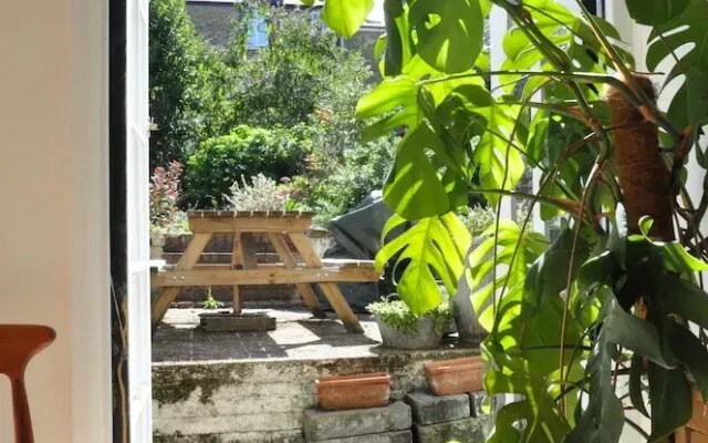 2 Bedroom Apartment With Garden in Hackney