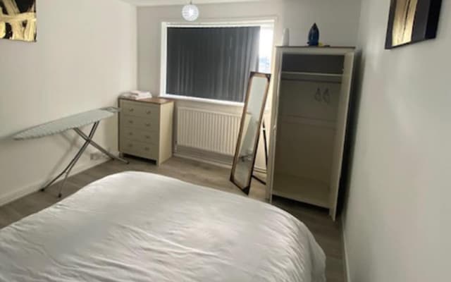 2 Bed - Sleeps 4 - With Parking