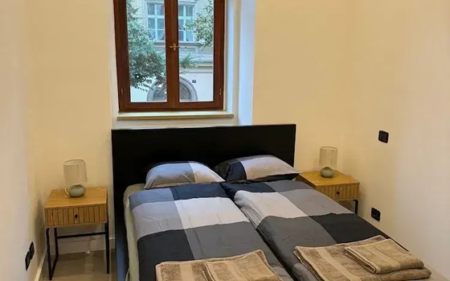1 Bed Flat - Sleeps 2 - Pets - Smoking on Terrace