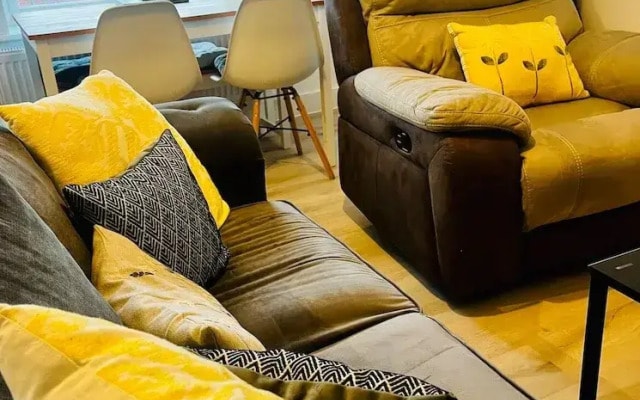 2 Bed Flat - Sleeps 8 - Pets - Garden - Parking