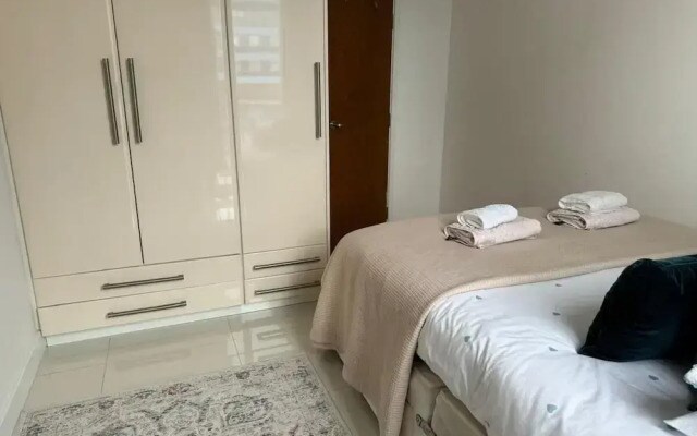 Royal Docks Luxury 3 Bedroom Apartment