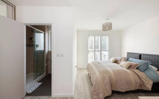 Stylish 3-bed Townhouse With 3 Baths in Southgate