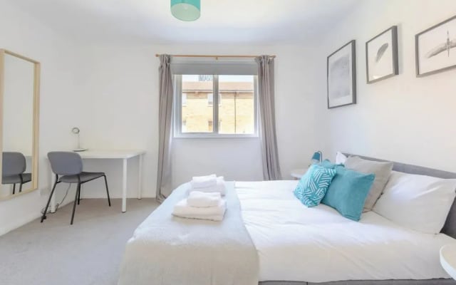 Lovely 4 Bed House w Garden, 1 Stop to Waterloo