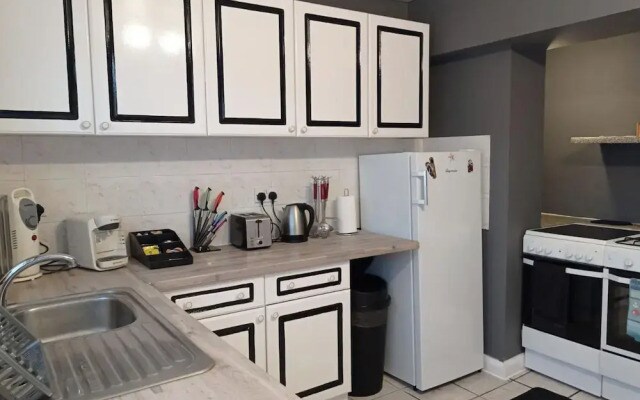 House - Sleeps 8 - Garden - Parking