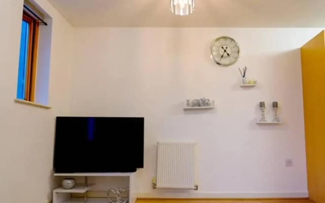 East London 1-bed Apt, Sleeps 2, With Parking
