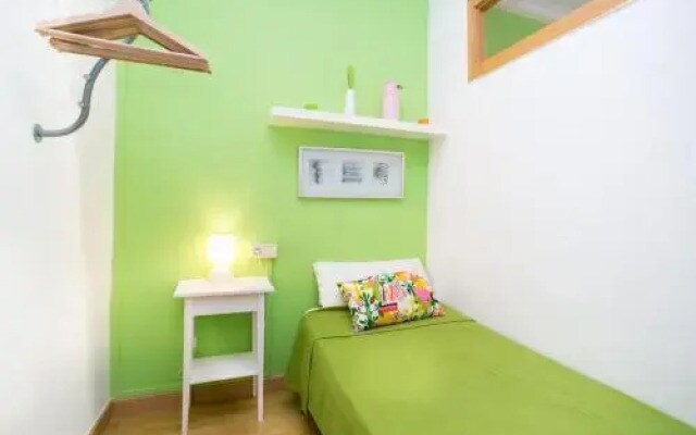 Ro Lively and bright apartment next to Blai st
