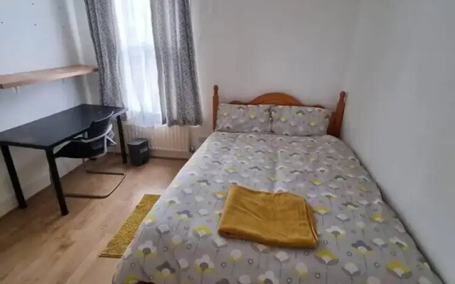 Lovely 5-bed House in London