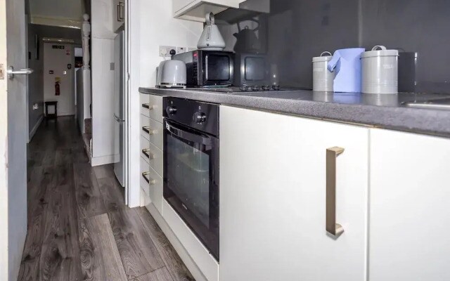 Ensuite3 Woodhouse private bath 2kitchen