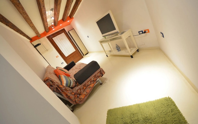 BIENNALE EASY aircond, 2pax wifi,courtyard