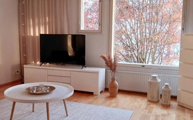 Tyylikäs yhden makuuhuoneen kohde luonnon lähellä