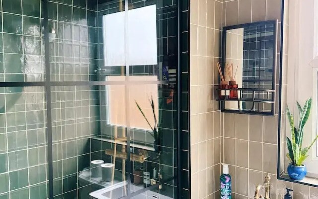 Peaceful Unique Maisonette in Central London