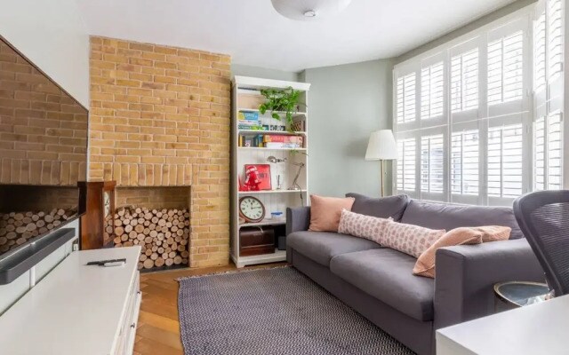 Stylish 1 Bedroom Flat in Fulham With Patio