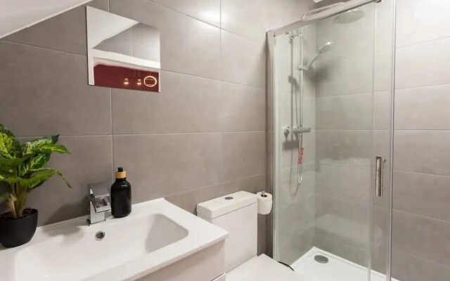 Perfect Booking 4 Bed Home in Stockport