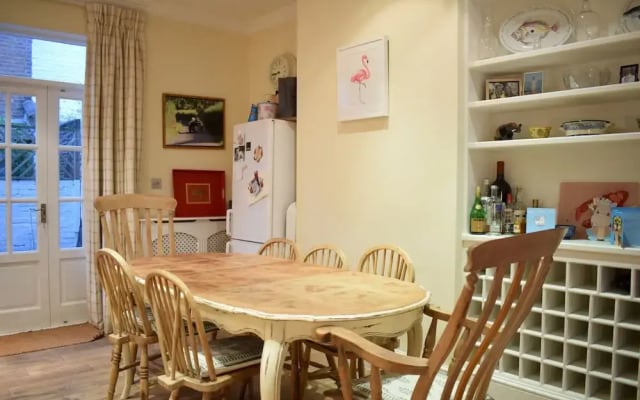 Calm 2 Bed Family Home in Shepherd's Bush