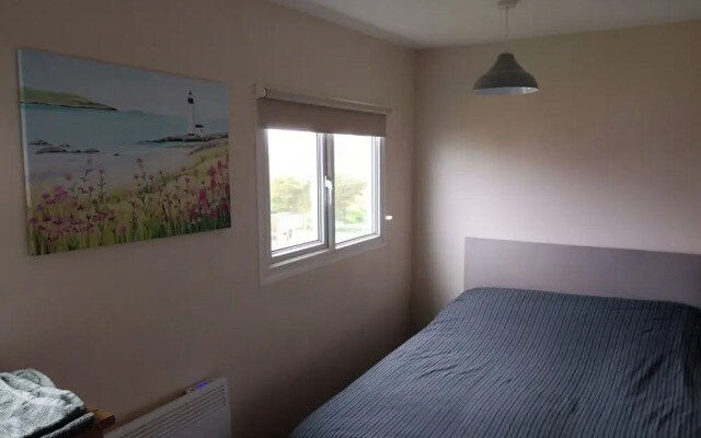 1br-garden-parking-pets-10 Mins to Beach