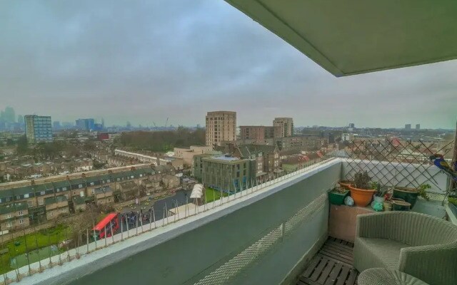1 BR Limehouse Flat With Stunning Views of London!