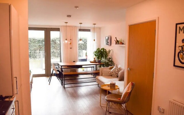 Modern 1 Bedroom House in Pontoon Dock