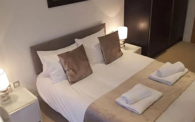 2 Bedroom Apartment on the River Thames