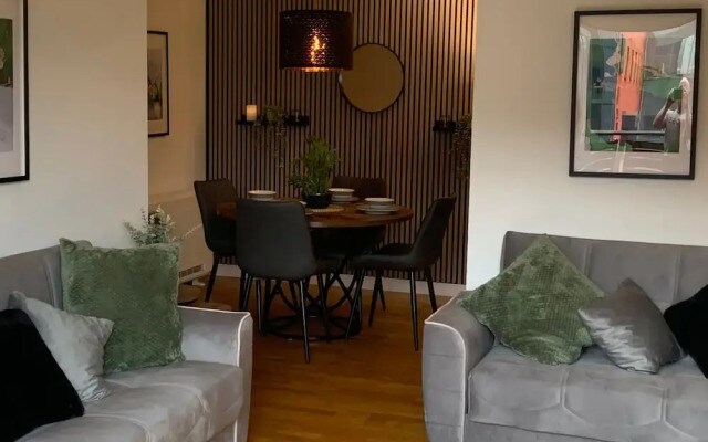 2 Bed Flat - Sleeps 6 - Parking - Wifi