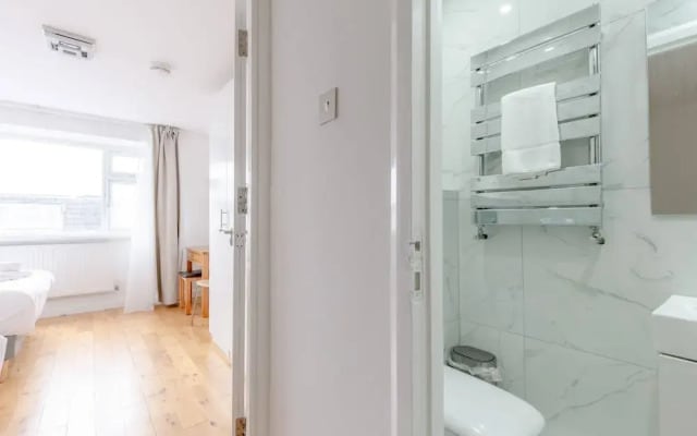 Spacious 4BD Home, Near Excel London!