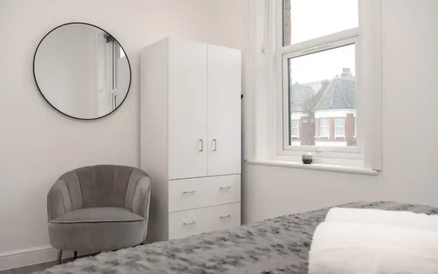 Woodside Park 3 Bedroom Apt with Parking
