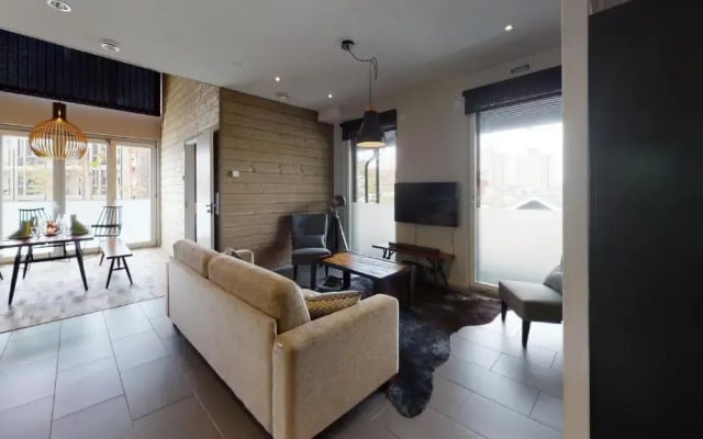 Sandy Kelt, Irish House Apartments