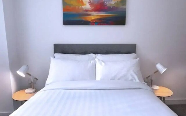 Modern 2 Bedroom Apartment in City Centre With Balcony