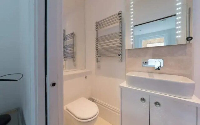 Fulham 2-bed Apt w/ South Terrace Near Tube