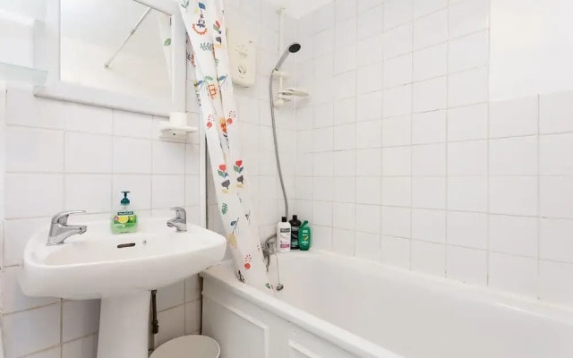 2 Bedroom Flat In Earlsfield