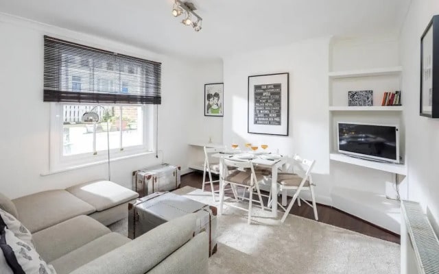 Charming flat w/ garden near Westfield (sleeps 4)