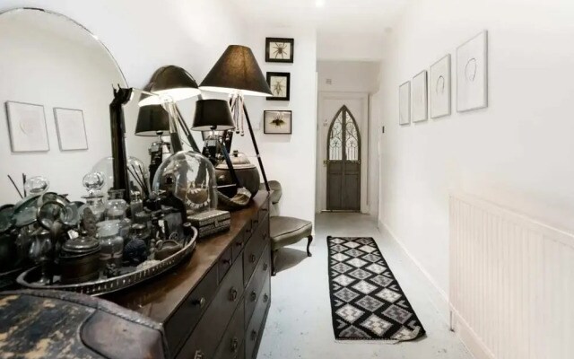 Modern & Beautiful Garden Apartment in Hammersmith, London
