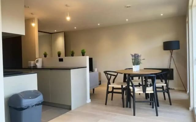 Joyful - 2 Ensuite Flat in M15