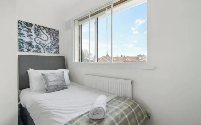Staines House-3bed-sleeps7- Freep-close to Airport