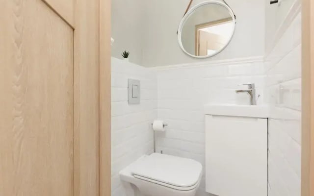 Modern Two-bedroom Warsaw by Renters