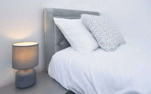 Impeccable 3-bed House in Stoke-on-trent
