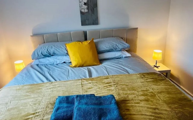 2 Bed Flat - Sleeps 8 - Pets - Garden - Parking