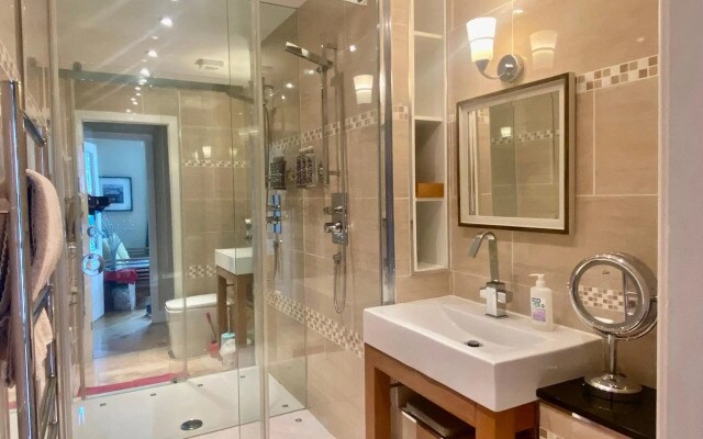 Easy Walk City Centre Flat with Free Parking