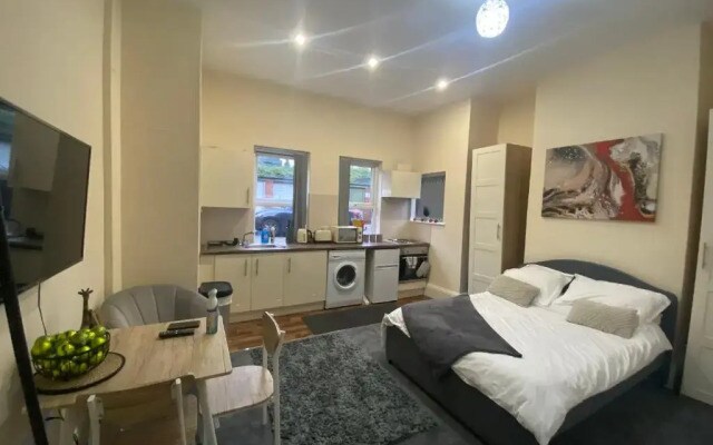 Modern studio apartment - great location!