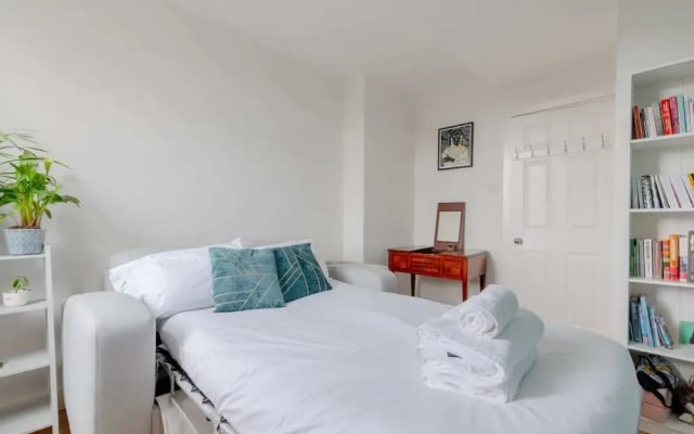 Scandi-style 2BD Maisonette W/garden Brick Lane!