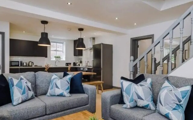 Host Apartments The Roscoe Coach House