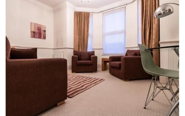 Magnific 3 Bedroom Apartment in Kew Gardens