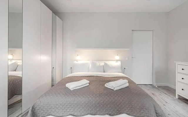 HaPPy Inn VIP, Self Check-In-24x7, A-C, Parking-in-the-underground-Garage