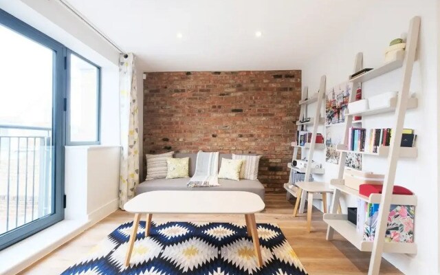 Quiet, Convenient 1BR Flat for 4 in Greenwich