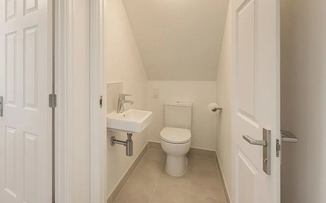 London Bow Apartment - Spacious 4 Bedrooms