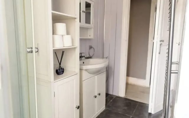 Victoria Road Retreat - Charming 2 Bedroom House