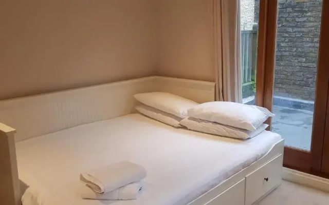 2A Charlwood Place