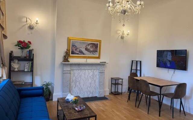 2 Bed Flat - Sleeps 4 - Parking - Wifi