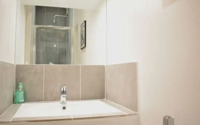Charming 1 Bed Near Tube with Parking Permit